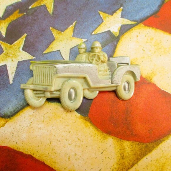 WWII MILITARY Home Front Jeep Soldiers Brooch ~ VINTAGE Military Jeep Book Piece - Picture 1 of 16